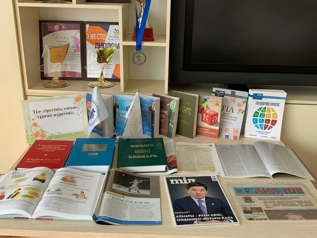 Алматы Технология және Флористика Колледжі кітапханасында 19-39, 19-47, 19-49 группа студенттерімен 