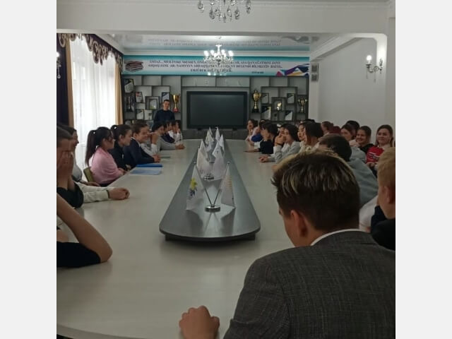 Сегодня 22.11.2019г в колледже технологии и флористики офицер ГГО ОЧС Алмалинского района лейтенант Тутешев А.Н. провел беседу по теме гражданской обороны при чрезвычайных ситуациях.